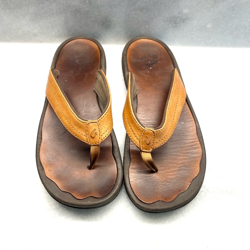 Women’s Olukai leather flip flops. Size 8